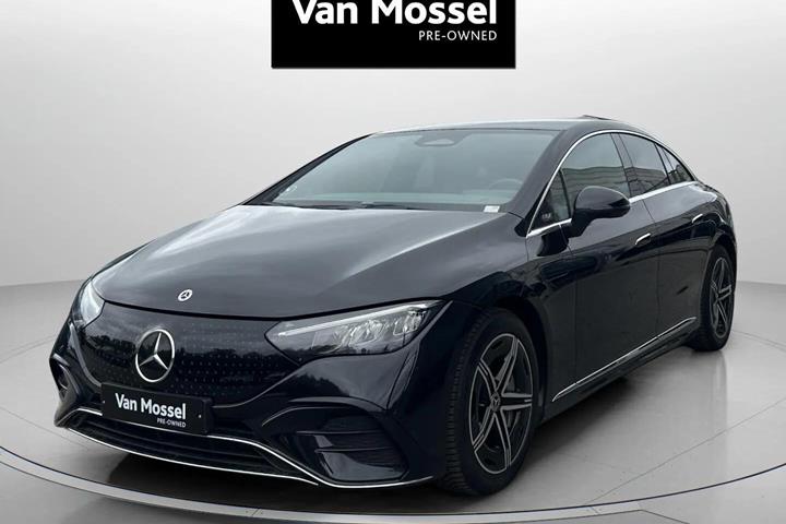 Grå Mercedes EQE 350 fra 2023 set udefra