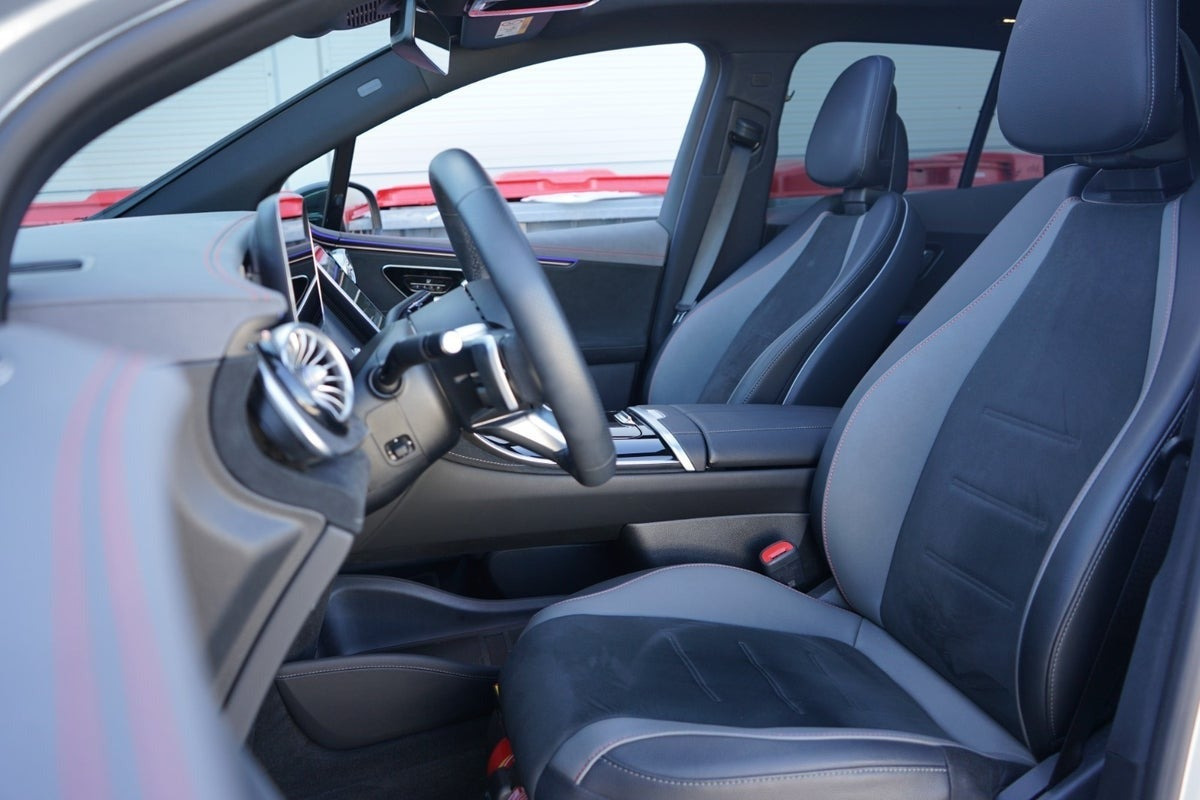 Sort Mercedes EQE350 SUV fra 2023
