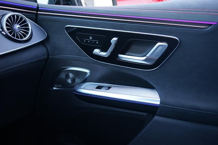 Sort Mercedes EQE350 SUV fra 2023