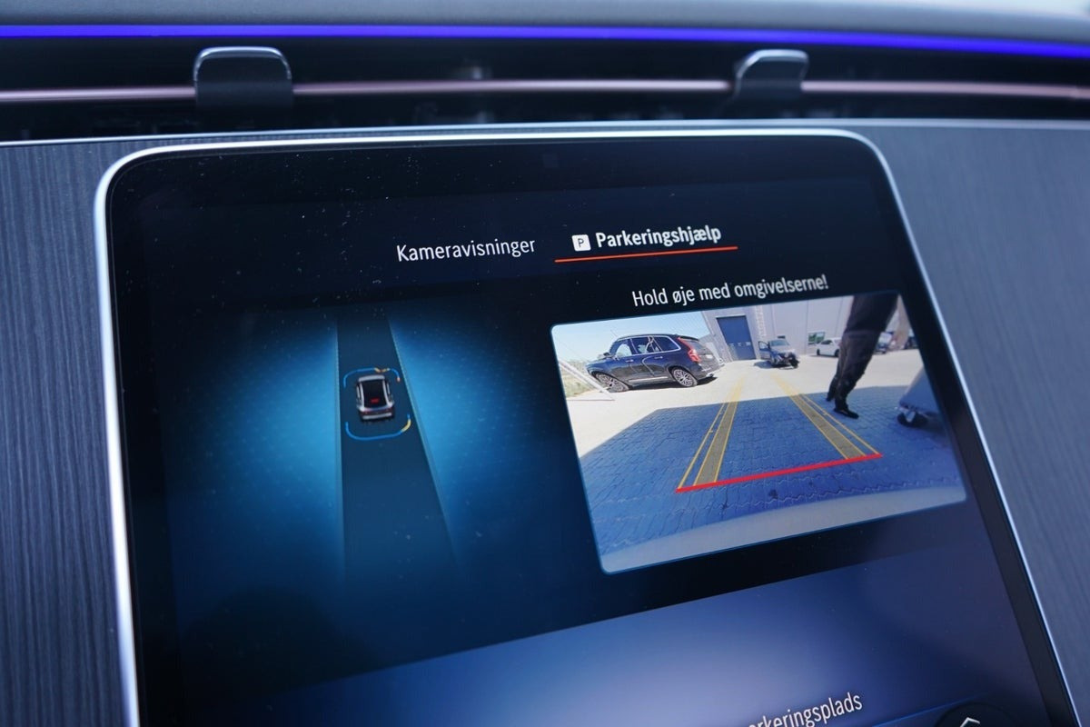 Sort Mercedes EQE350 SUV fra 2023
