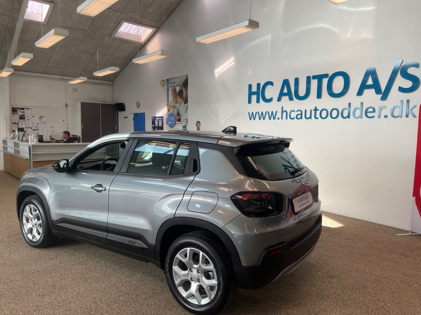 Sølv Jeep Avenger fra 2025