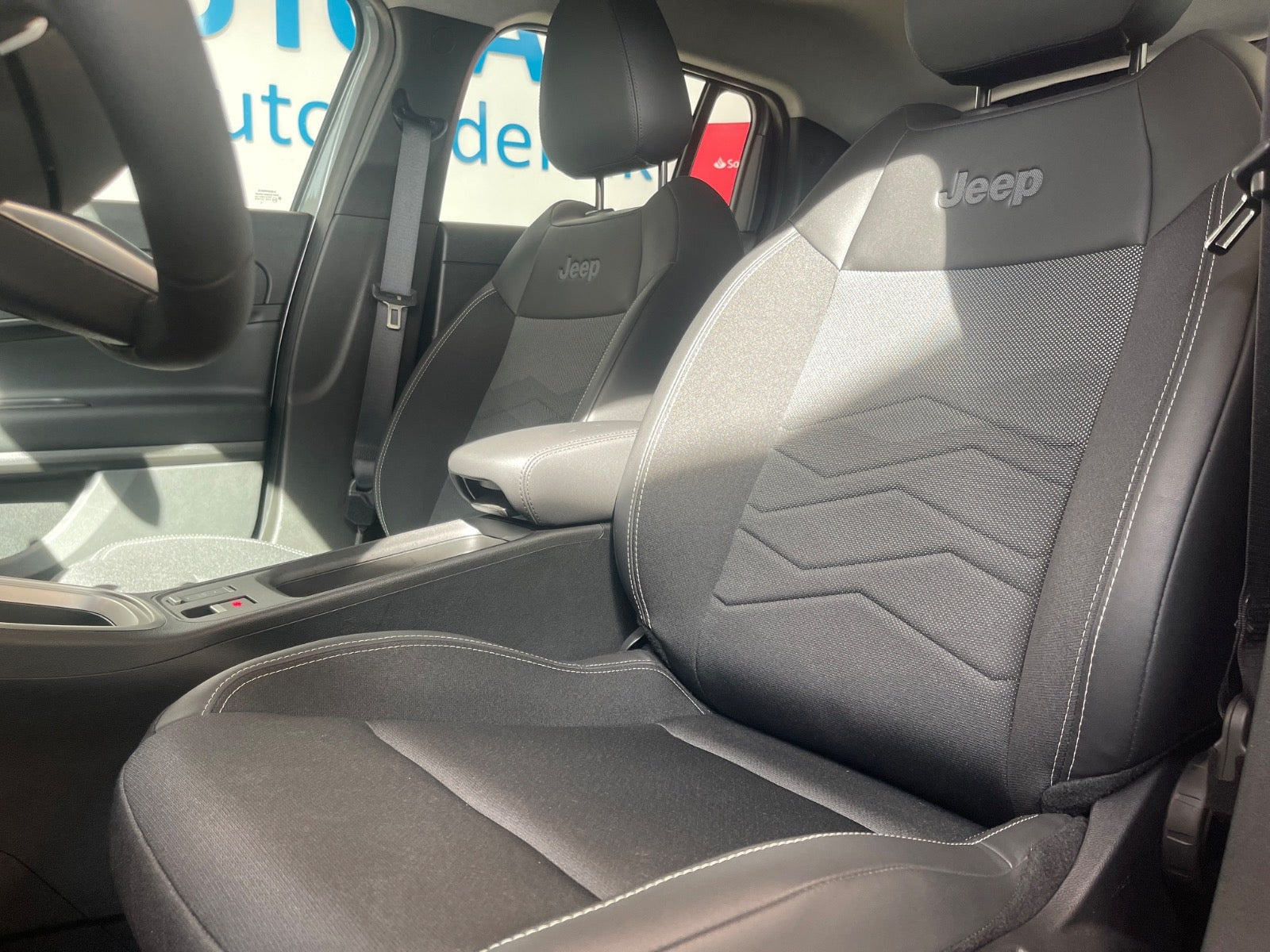Sølv Jeep Avenger fra 2025