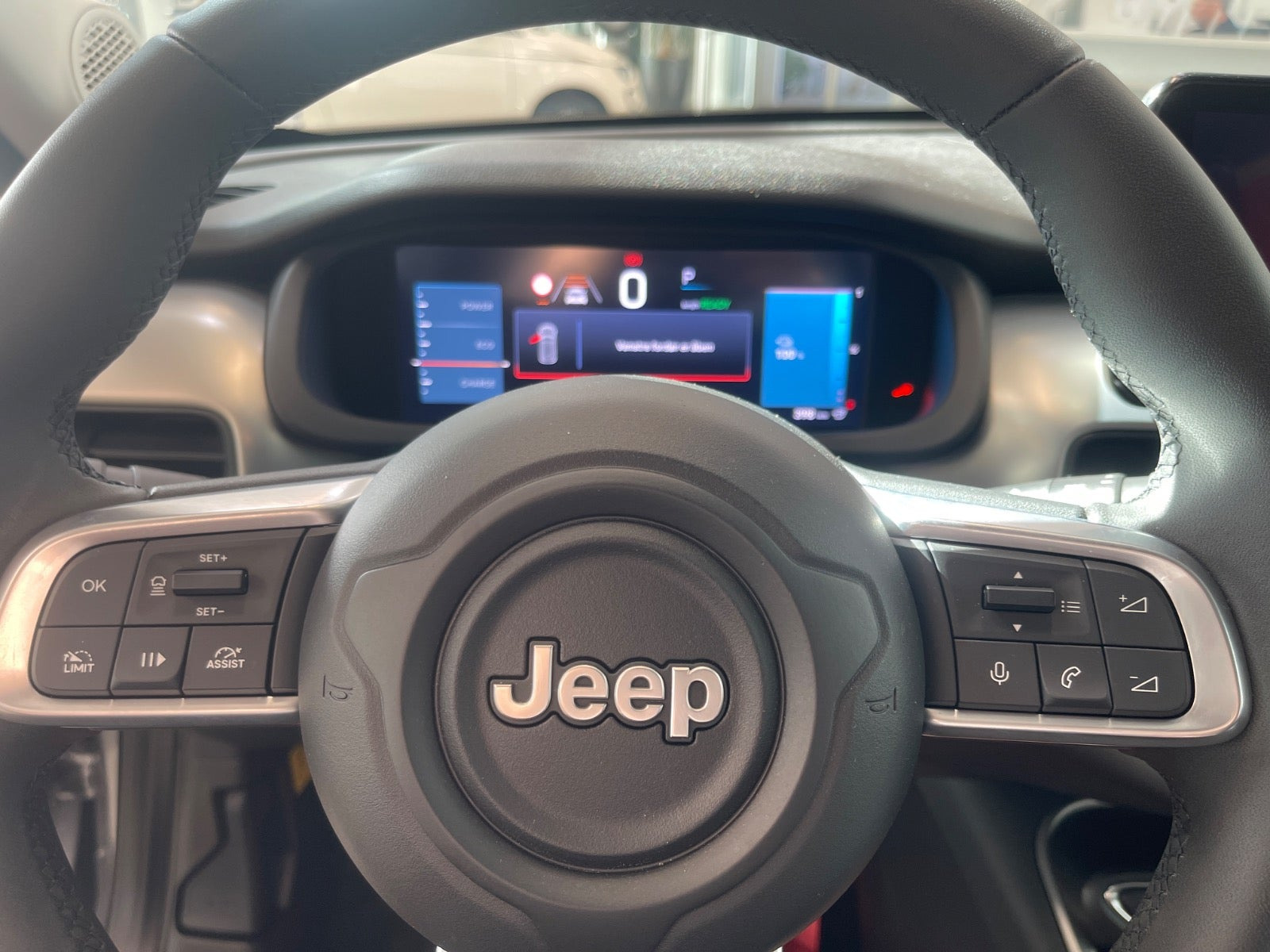 Sølv Jeep Avenger fra 2025