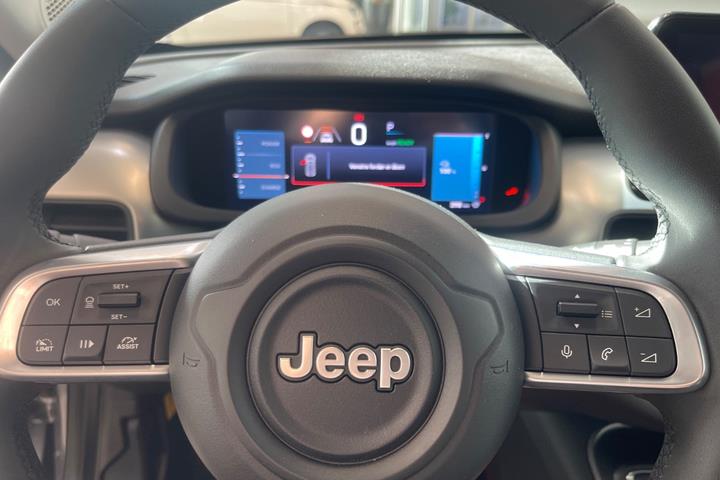 Sølv Jeep Avenger fra 2025
