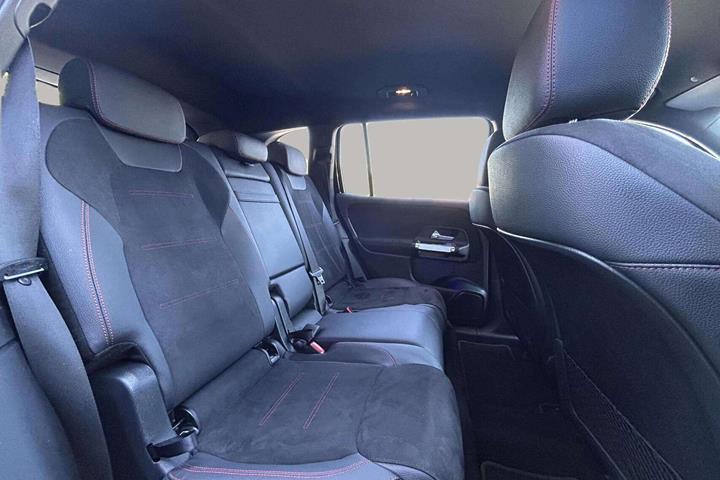 Sort Mercedes EQB 250+ fra 2024