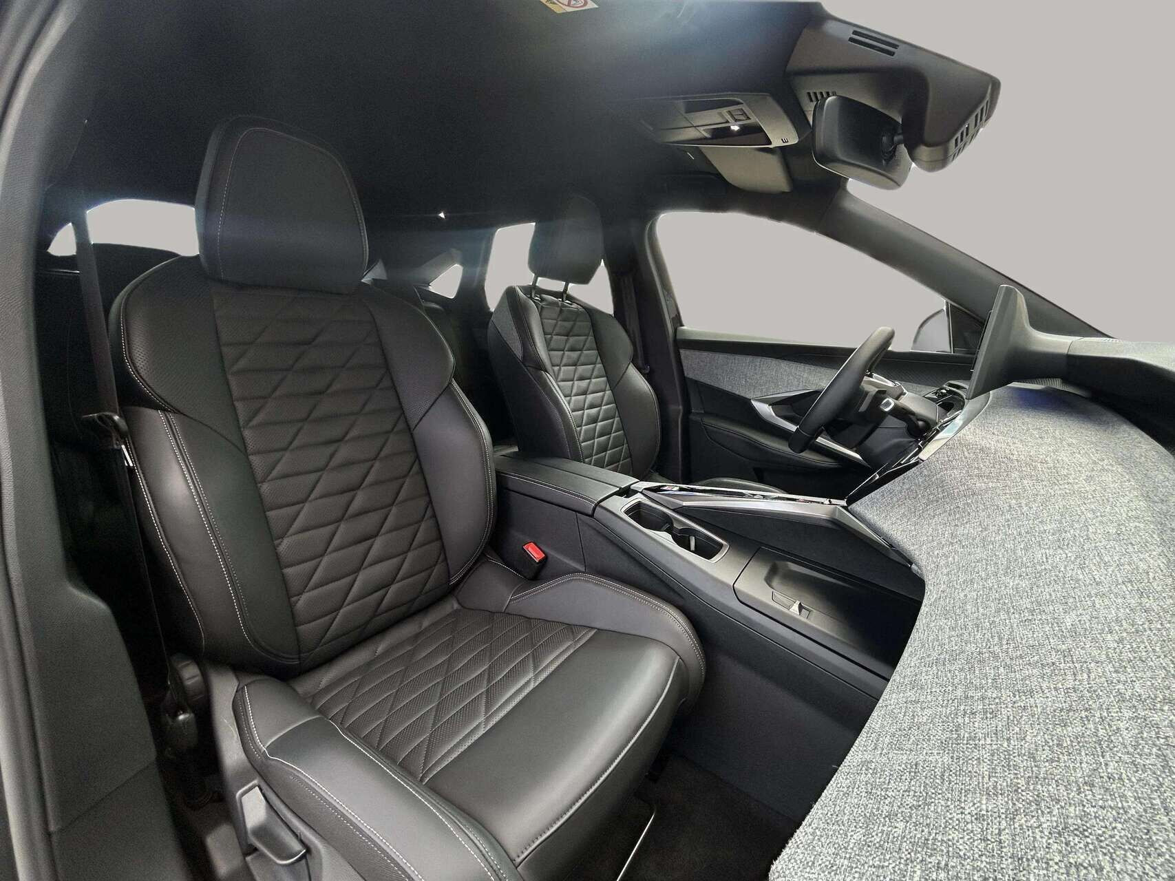 Grå Peugeot e-3008 fra 2025