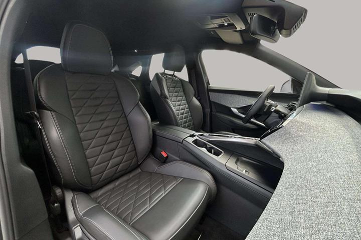 Grå Peugeot e-3008 fra 2025