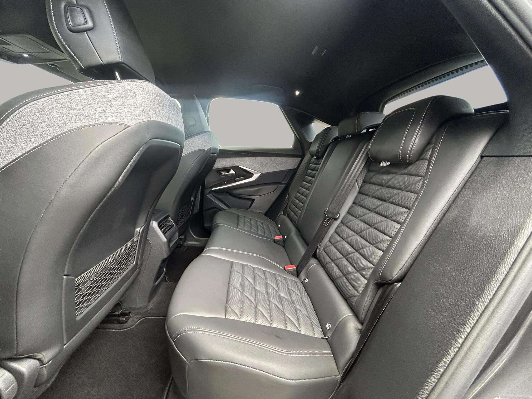 Grå Peugeot e-3008 fra 2025