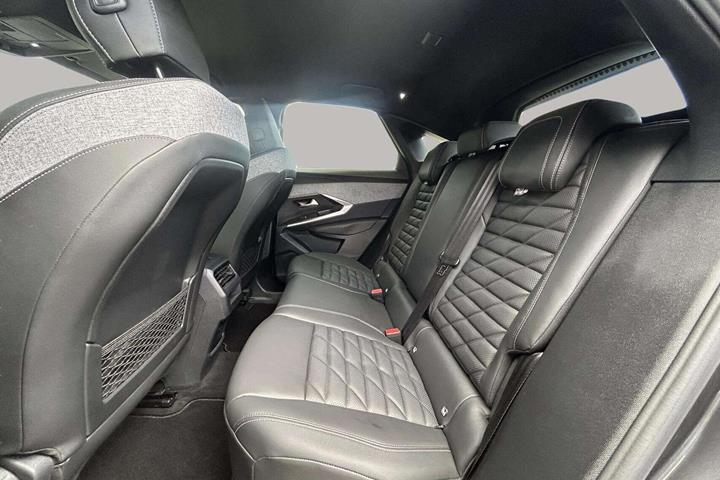 Grå Peugeot e-3008 fra 2025