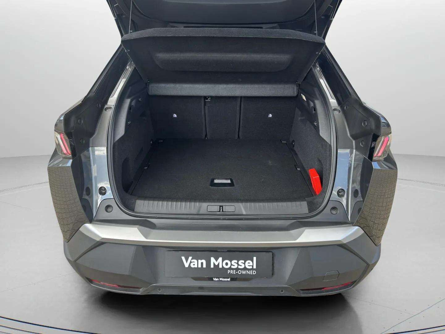 Grå Peugeot e-3008 fra 2025
