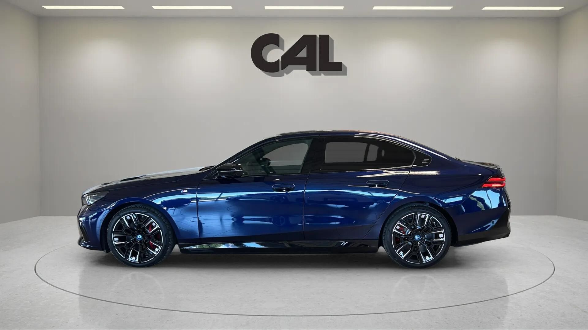 Blå BMW i5 fra 2024