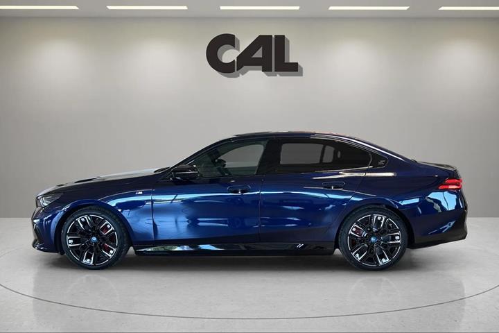 Blå BMW i5 fra 2024