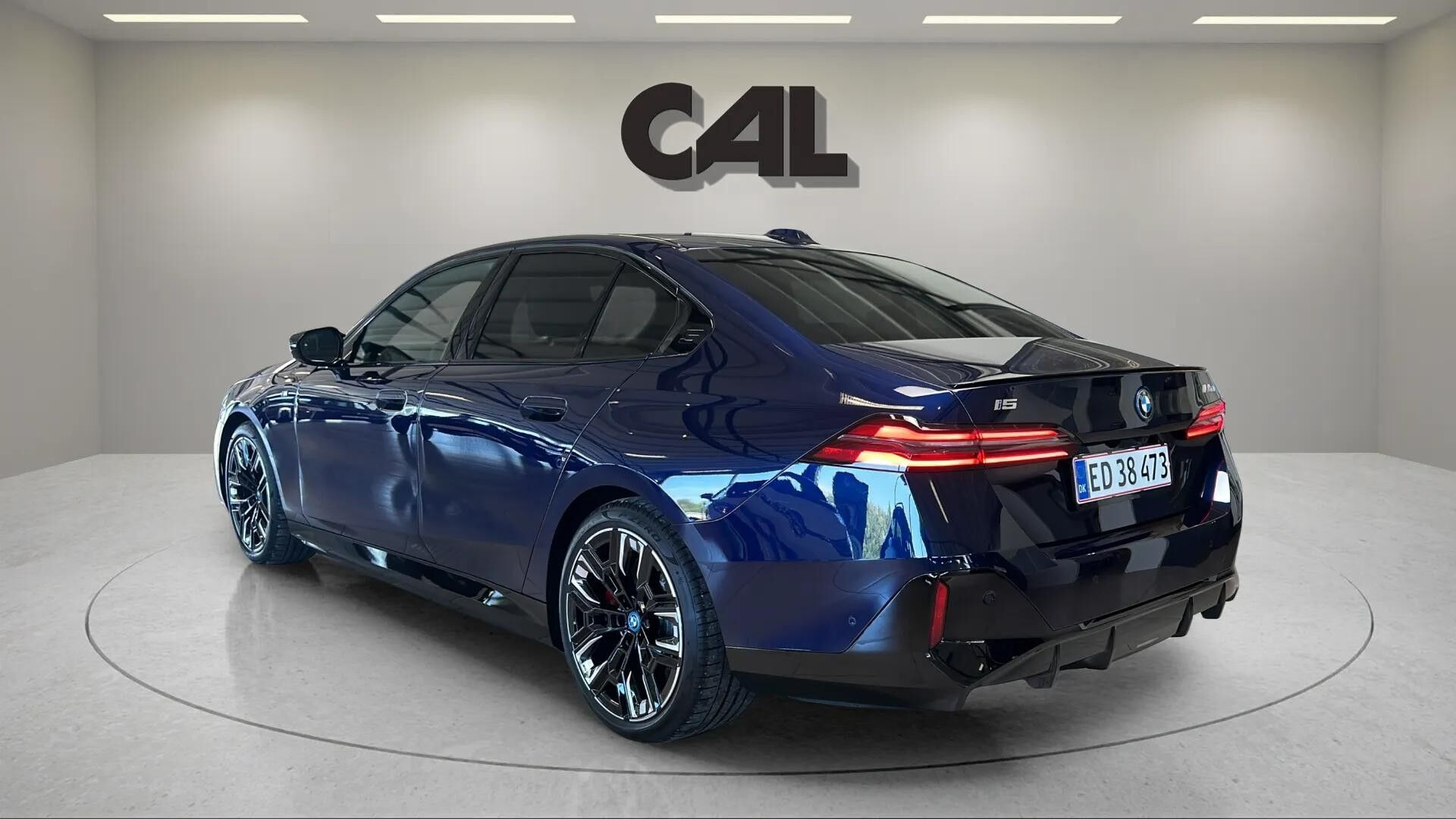 Blå BMW i5 fra 2024