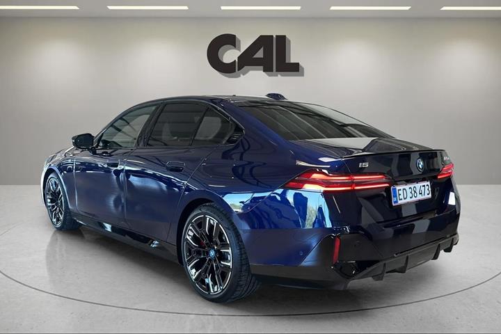 Blå BMW i5 fra 2024