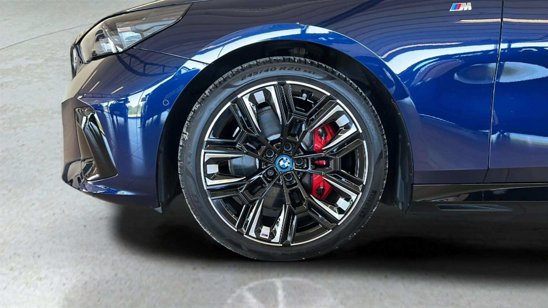 Blå BMW i5 fra 2024