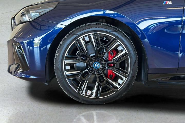 Blå BMW i5 fra 2024