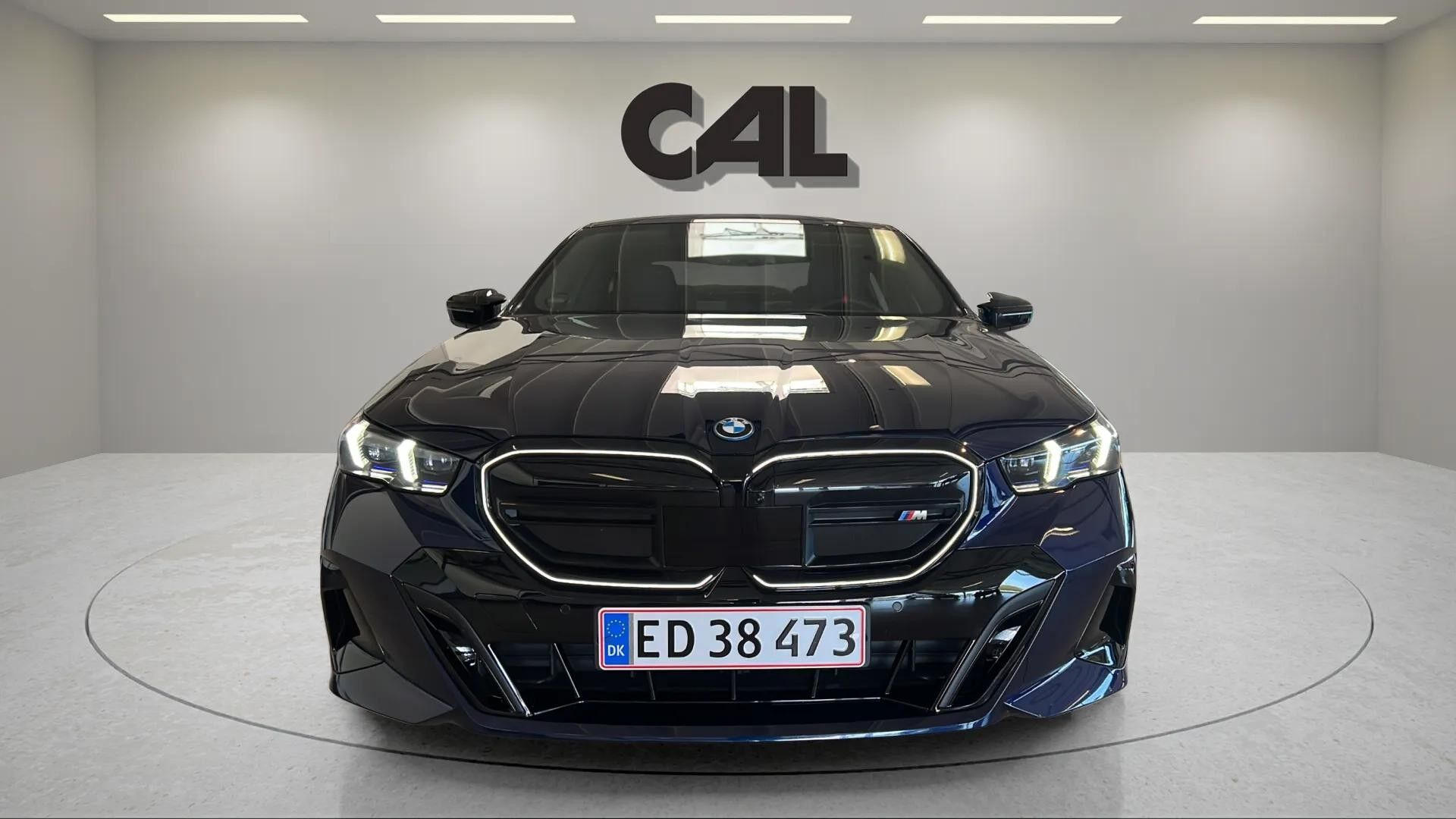 Blå BMW i5 fra 2024