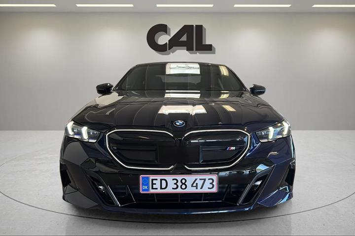 Blå BMW i5 fra 2024