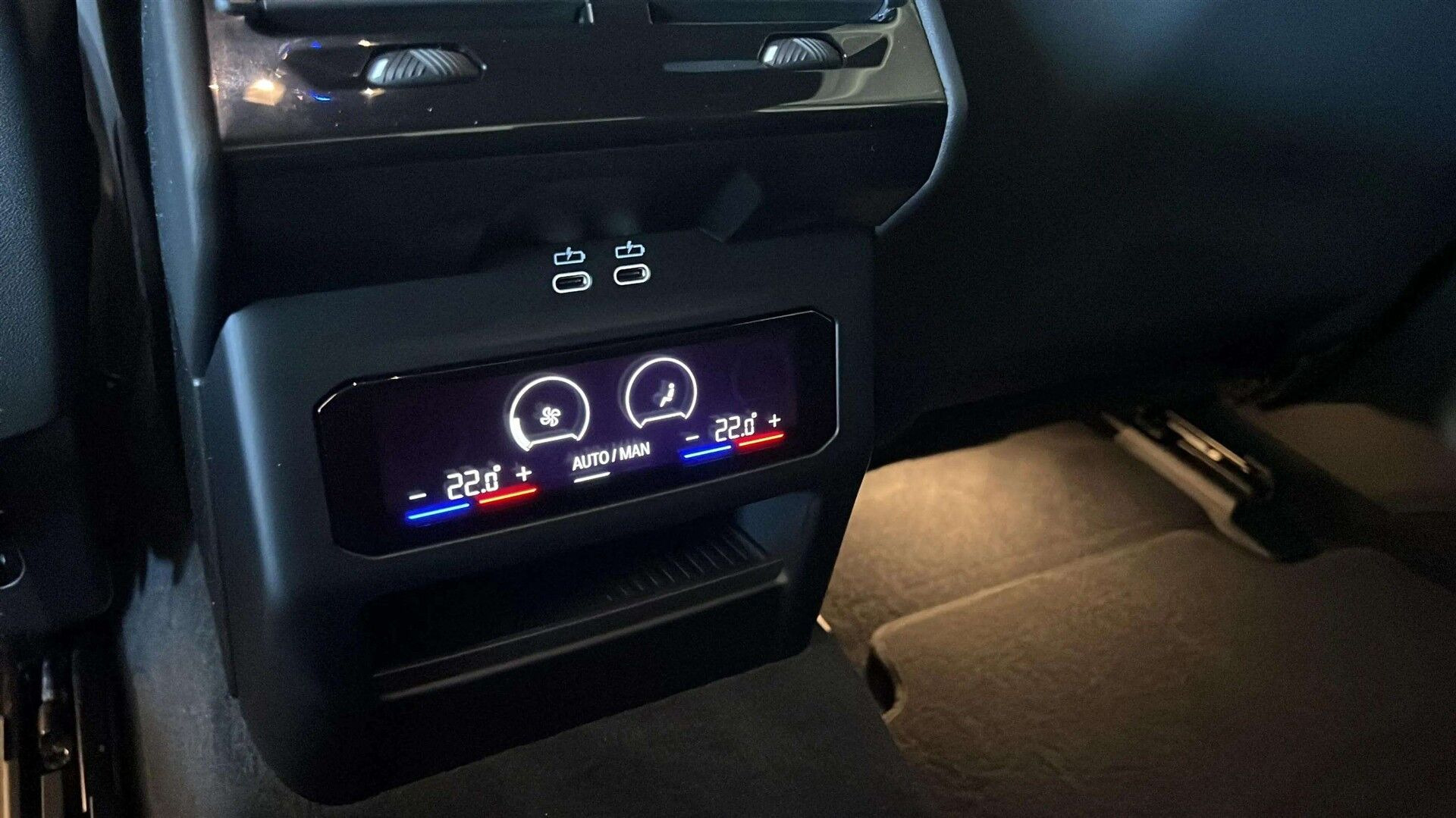 Blå BMW i5 fra 2024