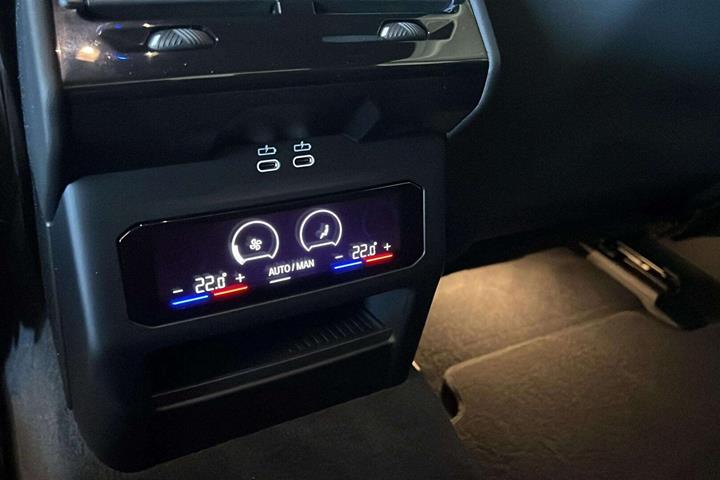 Blå BMW i5 fra 2024