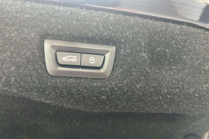 Blå BMW i5 fra 2024