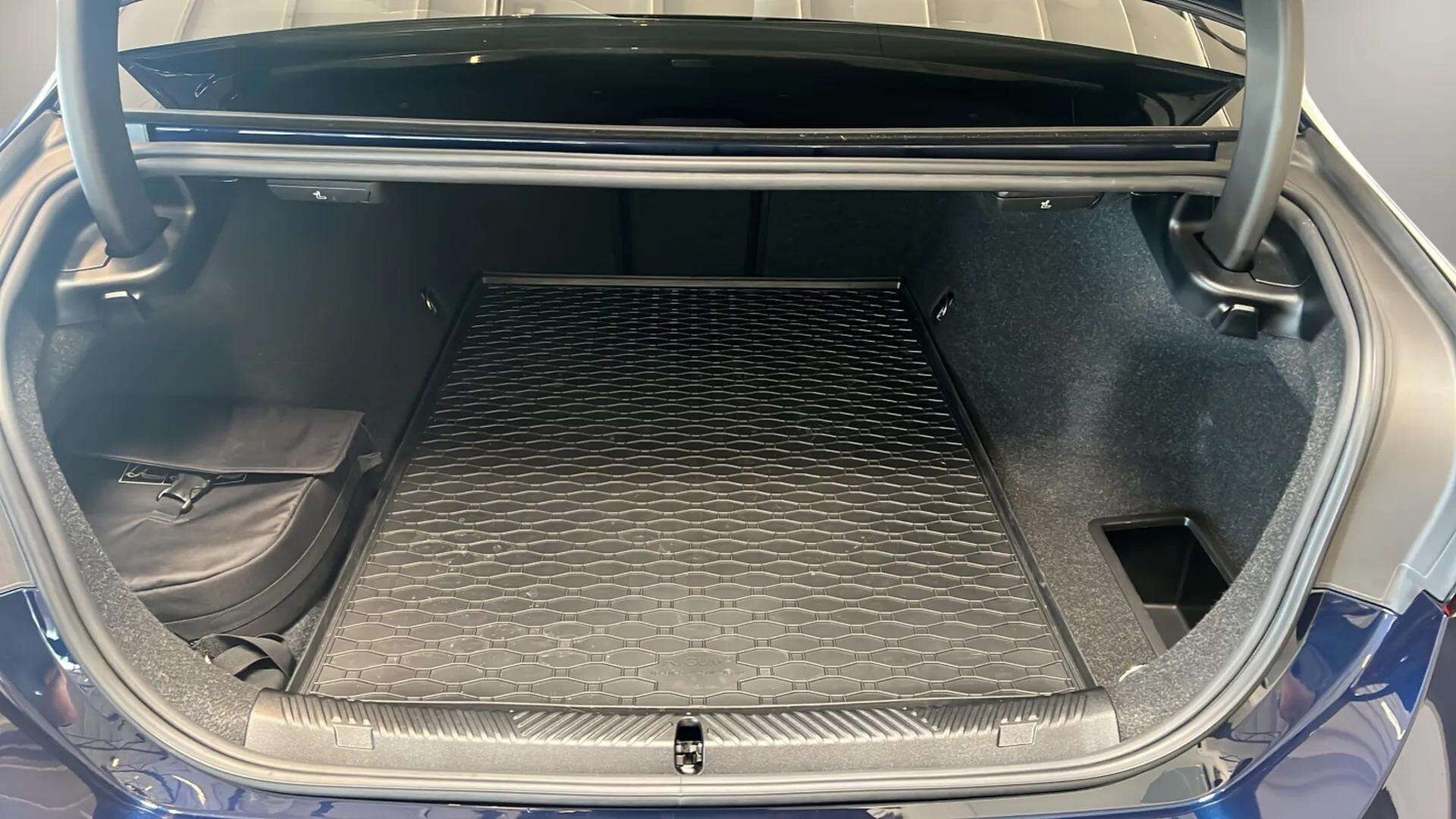 Blå BMW i5 fra 2024