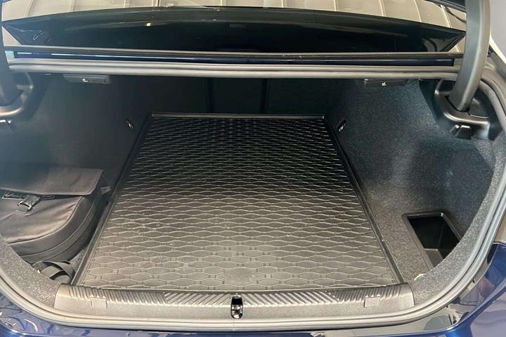 Blå BMW i5 fra 2024