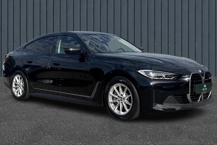 Sort BMW i4 fra 2023 set udefra