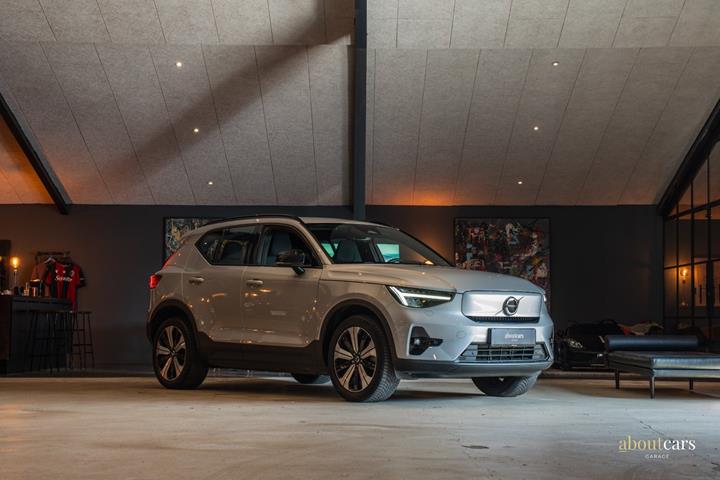 Sølv Volvo XC40 fra 2023