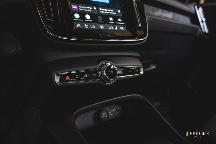 Sølv Volvo XC40 fra 2023