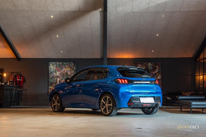 Blå Peugeot 208 fra 2020