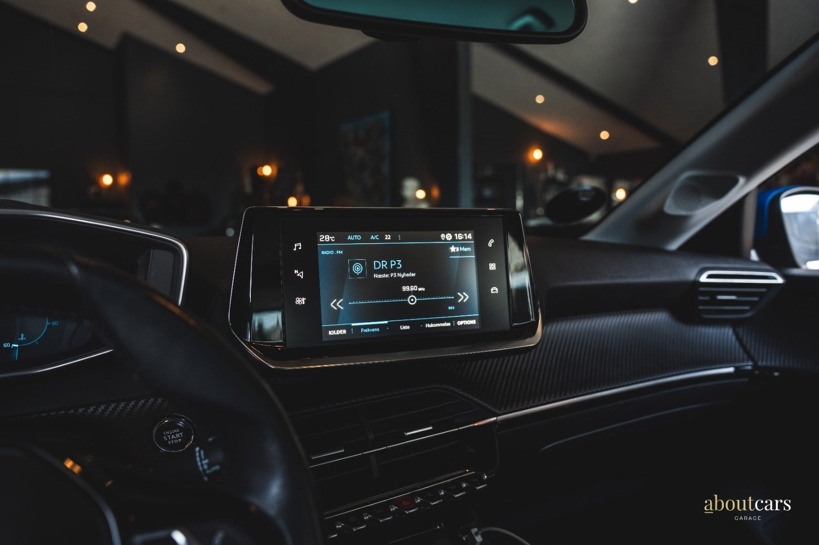 Blå Peugeot 208 fra 2020