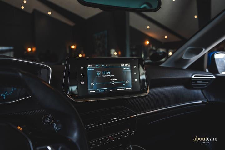 Blå Peugeot 208 fra 2020