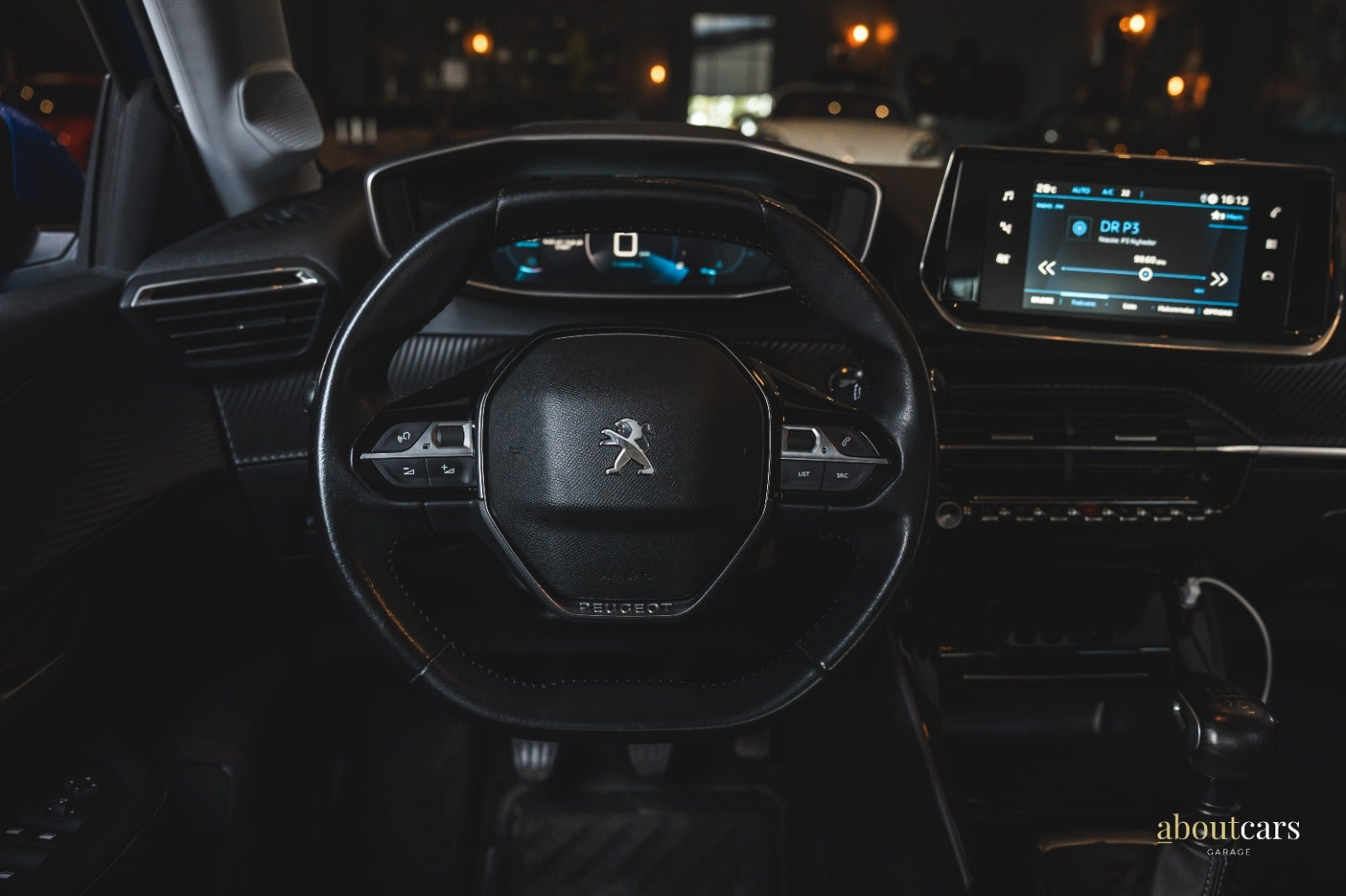 Blå Peugeot 208 fra 2020