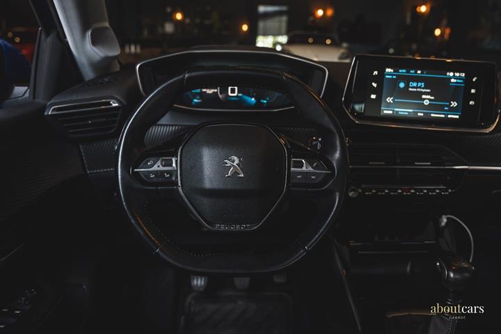 Blå Peugeot 208 fra 2020