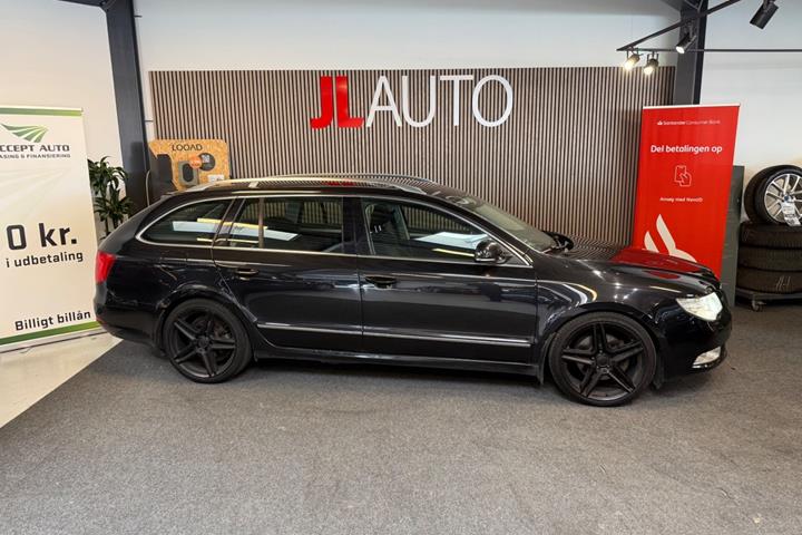 Sort Skoda Superb fra 2010