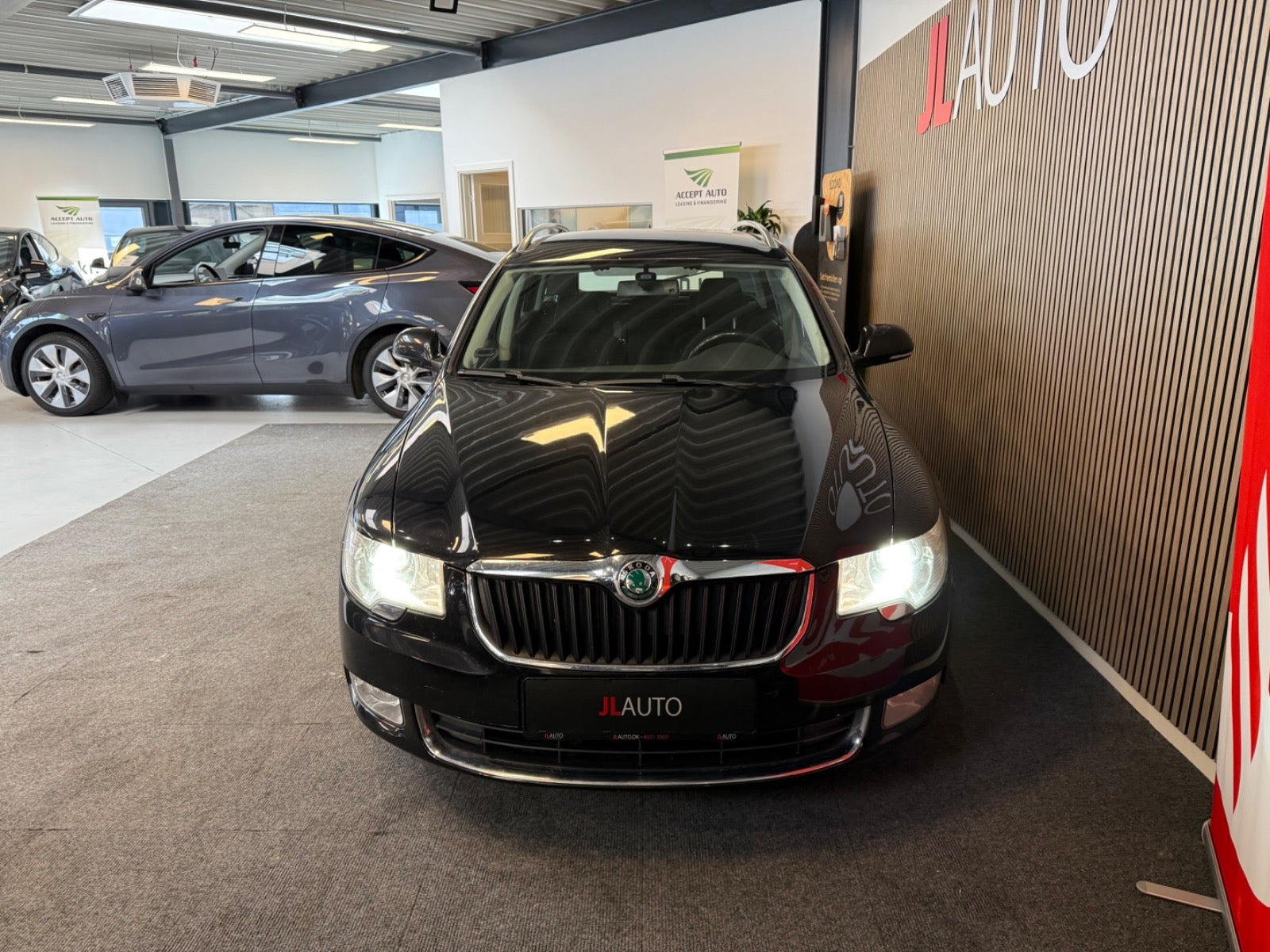 Sort Skoda Superb fra 2010