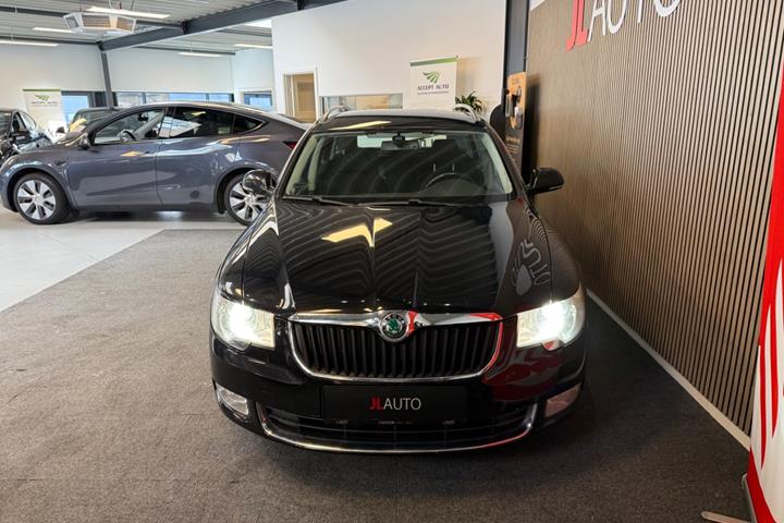 Sort Skoda Superb fra 2010
