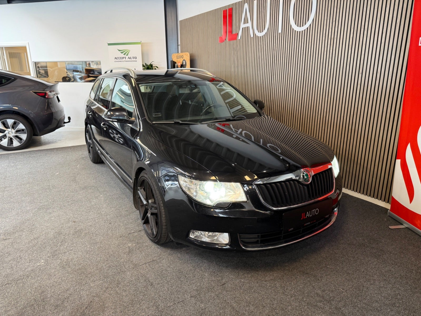 Sort Skoda Superb fra 2010