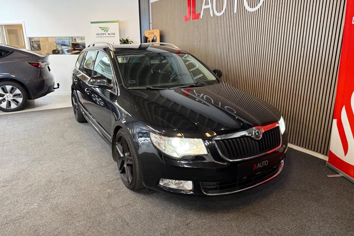 Sort Skoda Superb fra 2010