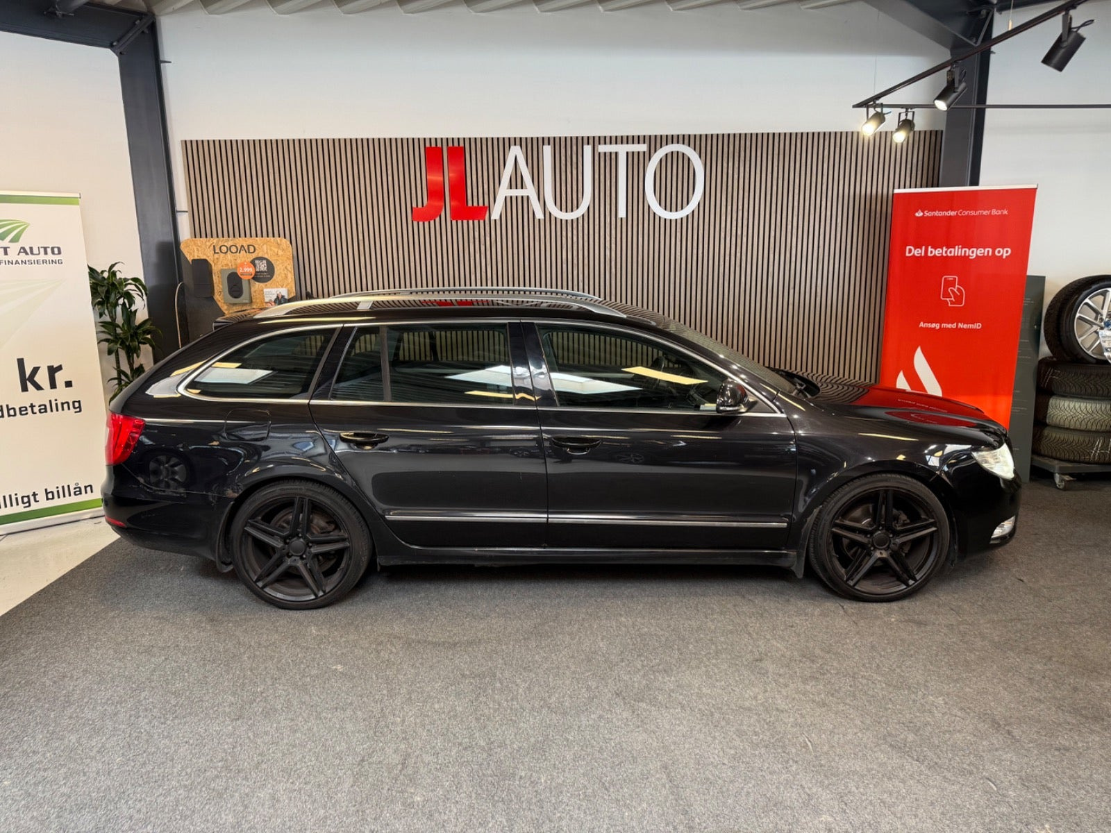 Sort Skoda Superb fra 2010