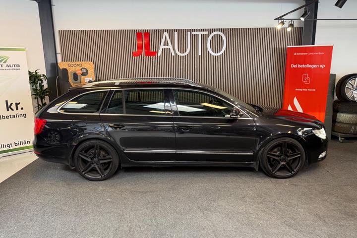 Sort Skoda Superb fra 2010