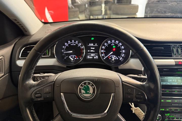 Sort Skoda Superb fra 2010