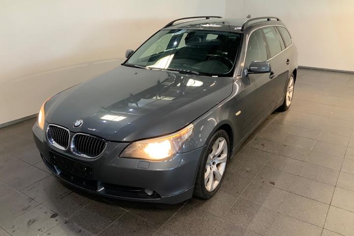 Grå BMW 525i fra 2006 set udefra