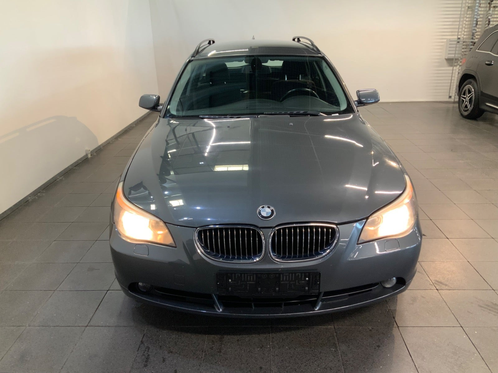 Grå BMW 525i fra 2006
