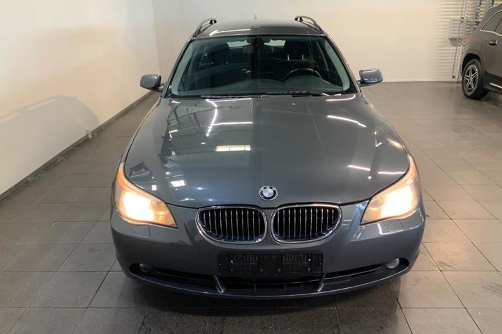 Grå BMW 525i fra 2006