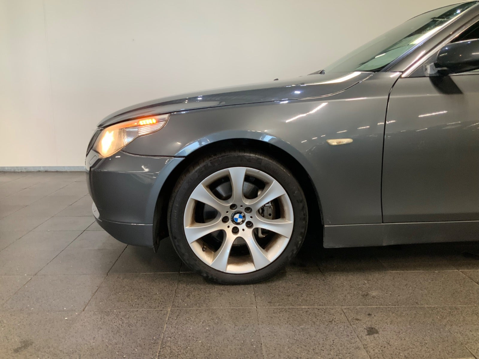 Grå BMW 525i fra 2006