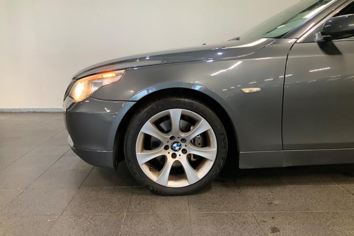 Grå BMW 525i fra 2006