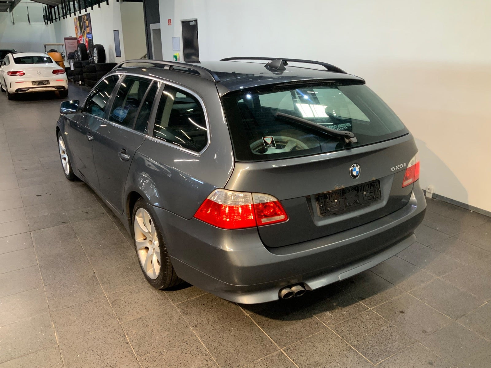 Grå BMW 525i fra 2006