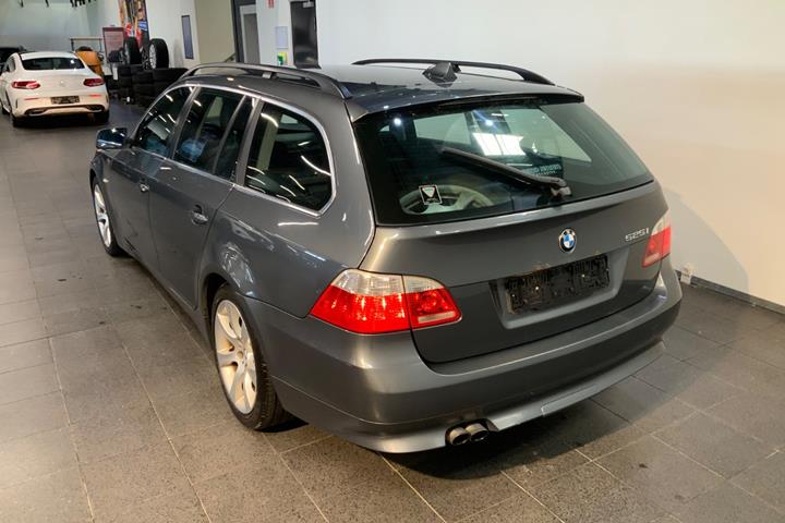 Grå BMW 525i fra 2006